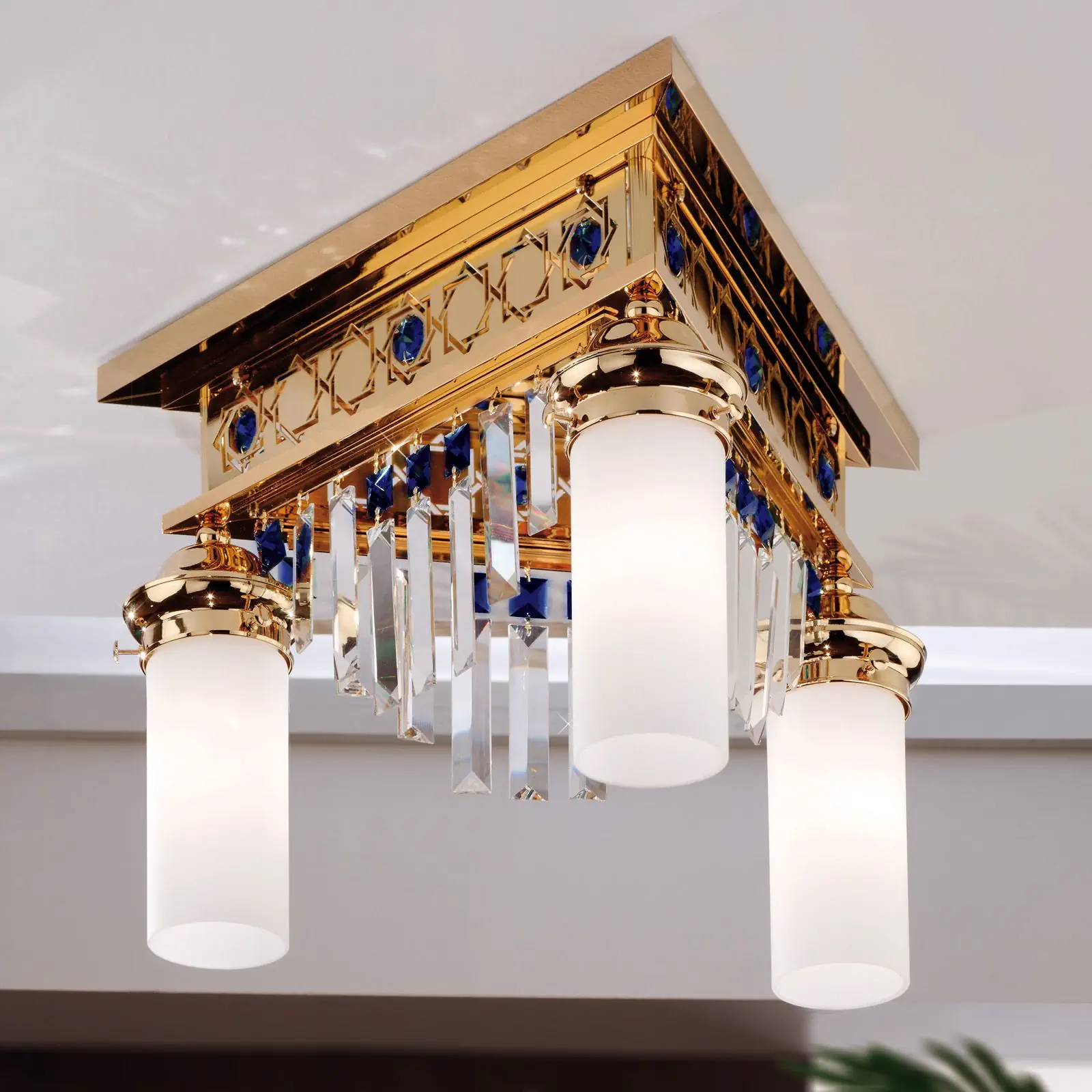 Plafonski luster ORIONtal, sa 3 izvora svetla, zlatni, sa plavim kristalnim prizmama