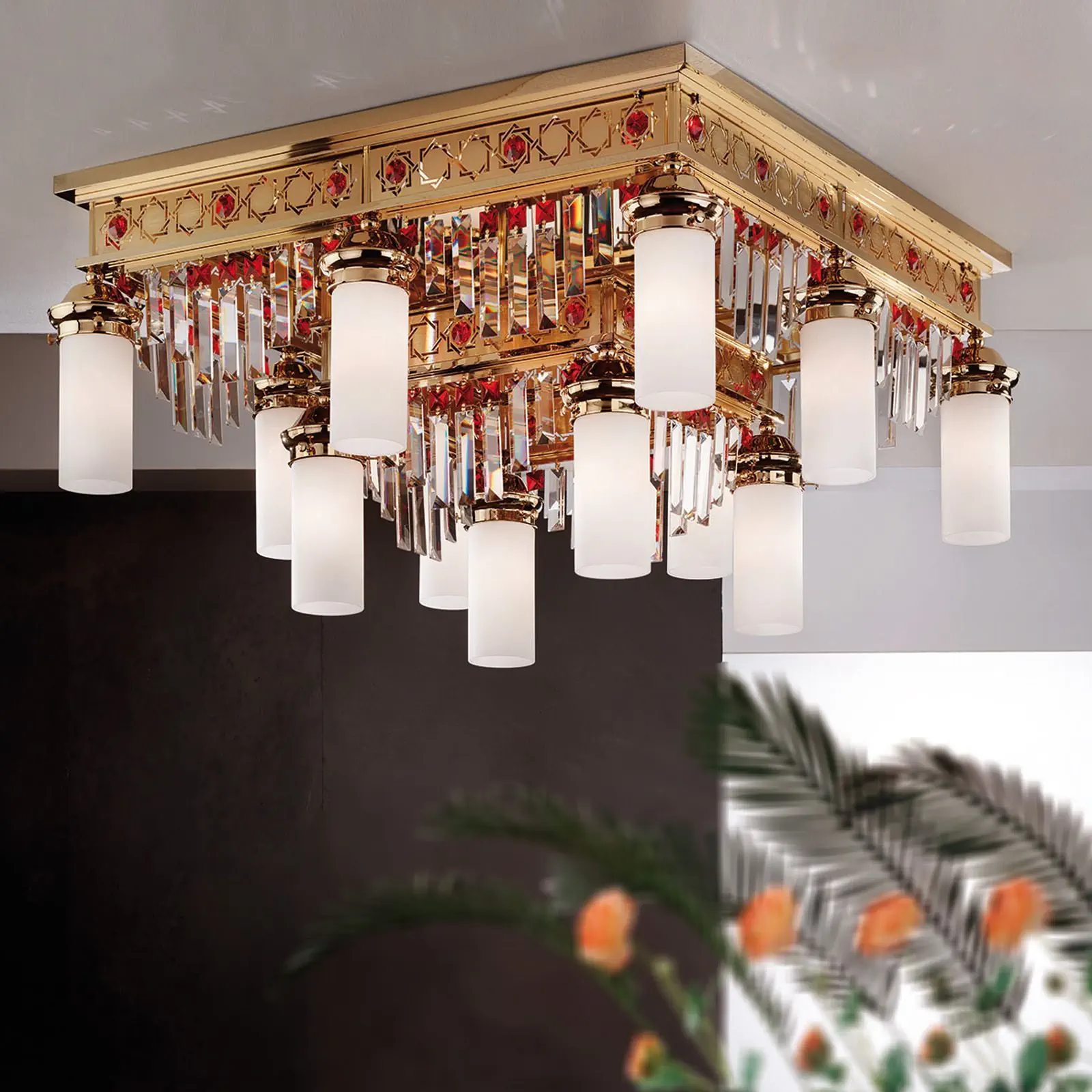 Plafonski luster ORIONtal, sa 8+4 izvora svetla, zlatni, sa crvenim kristalnim prizmama