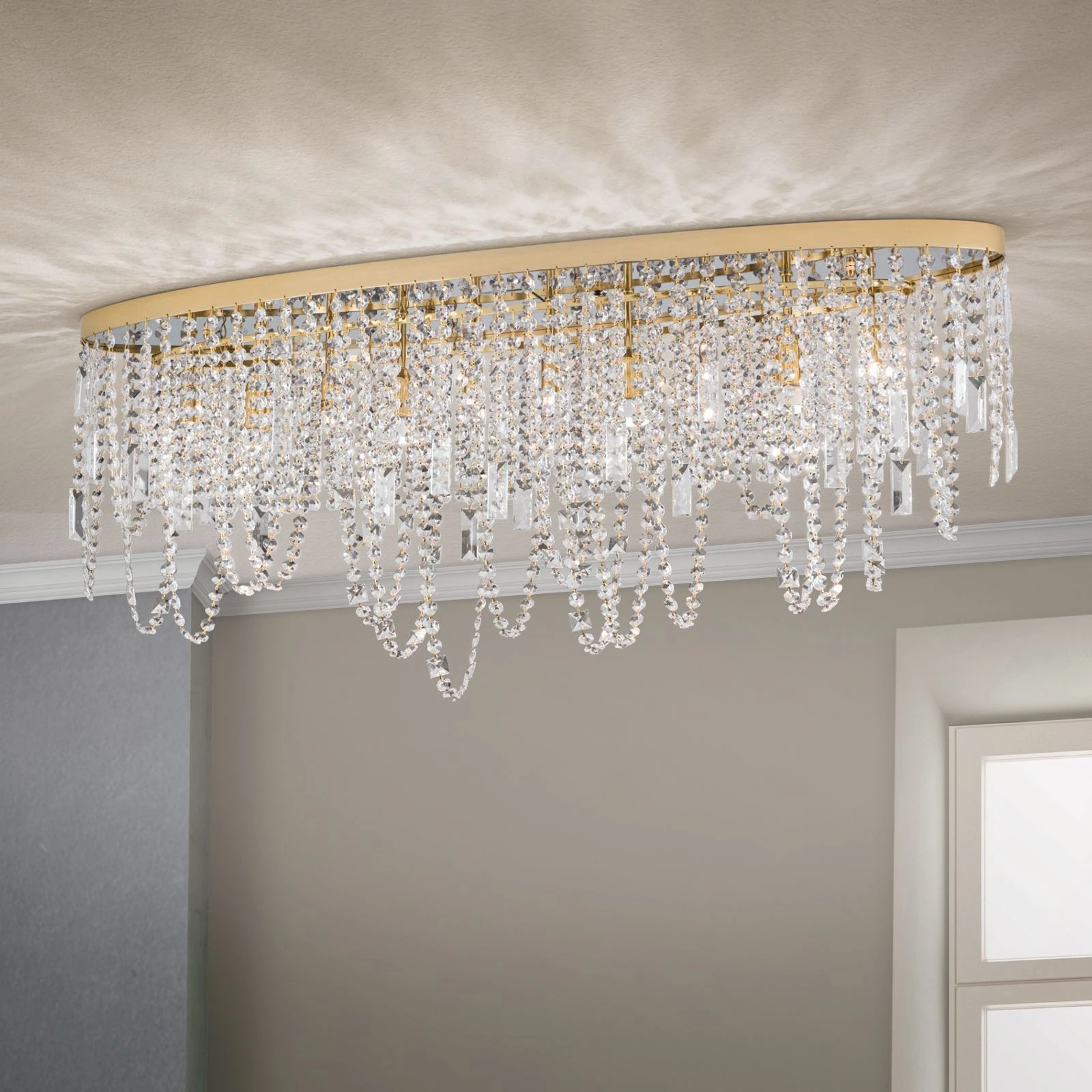 Plafonska lampa KRISTALLDESIGN, ovalni oblik, pozlaćena, 110 × 25 cm