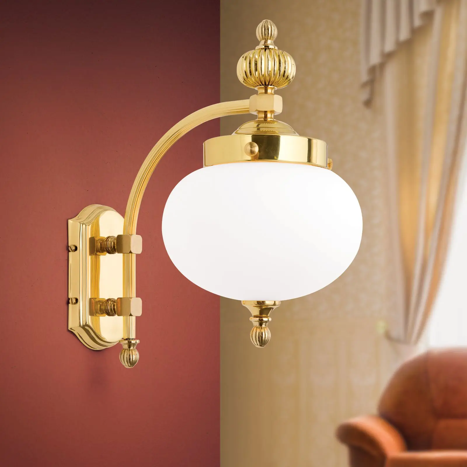 Zidna lampa WIENER NOSTALGIE, 1 izvor svetla, sjajni mesing, sa opal mat staklom, usmerena nadole