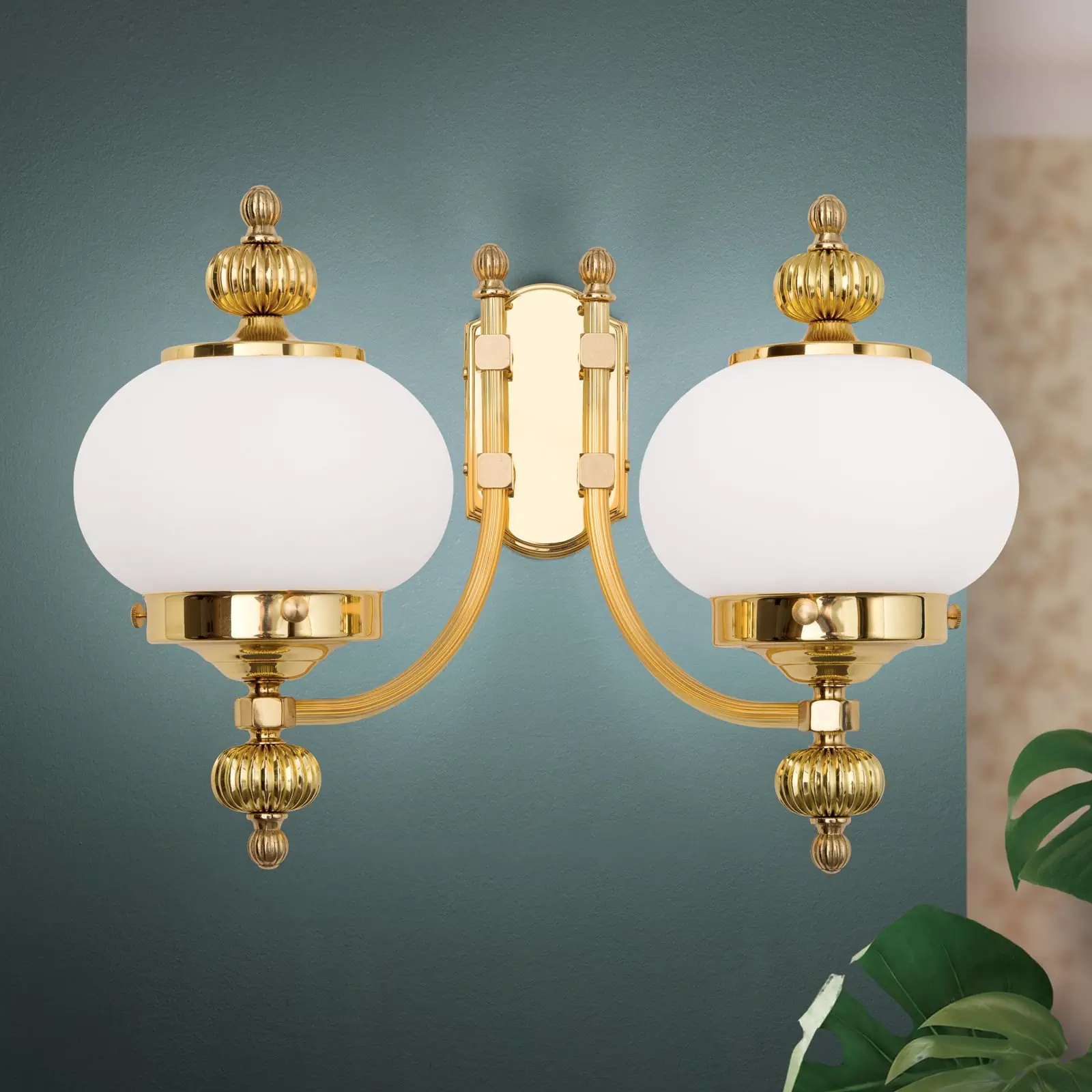 Zidna lampa WIENER NOSTALGIE, 2 izvora svetla, sjajni mesing, sa opal mat staklom, usmerena nagore