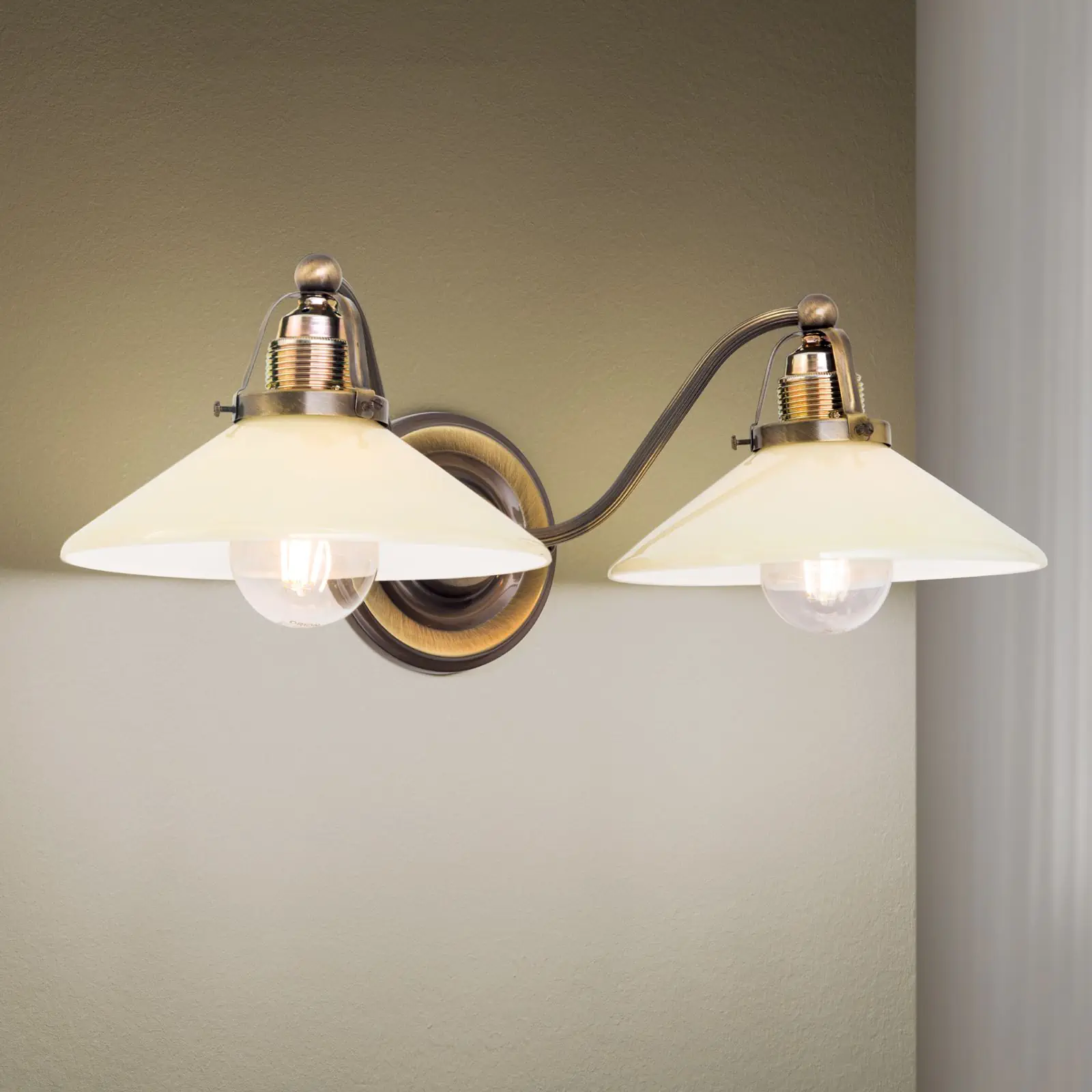 Zidna lampa ARTDESIGN, sa dva izvora svetla, antik mesing završna obrada, sa šampanj staklom