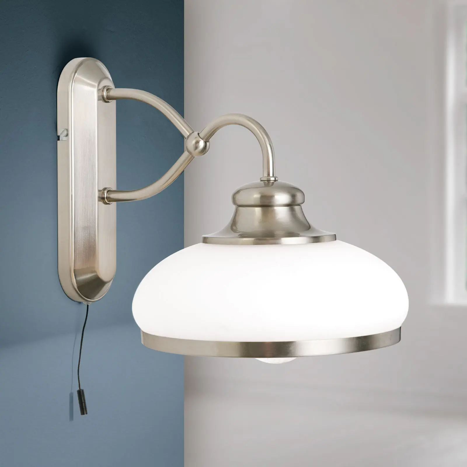 Zidna lampa LANDHAUS, sa jednim izvorom svetla, satinisani hrom, sa belim opal staklom