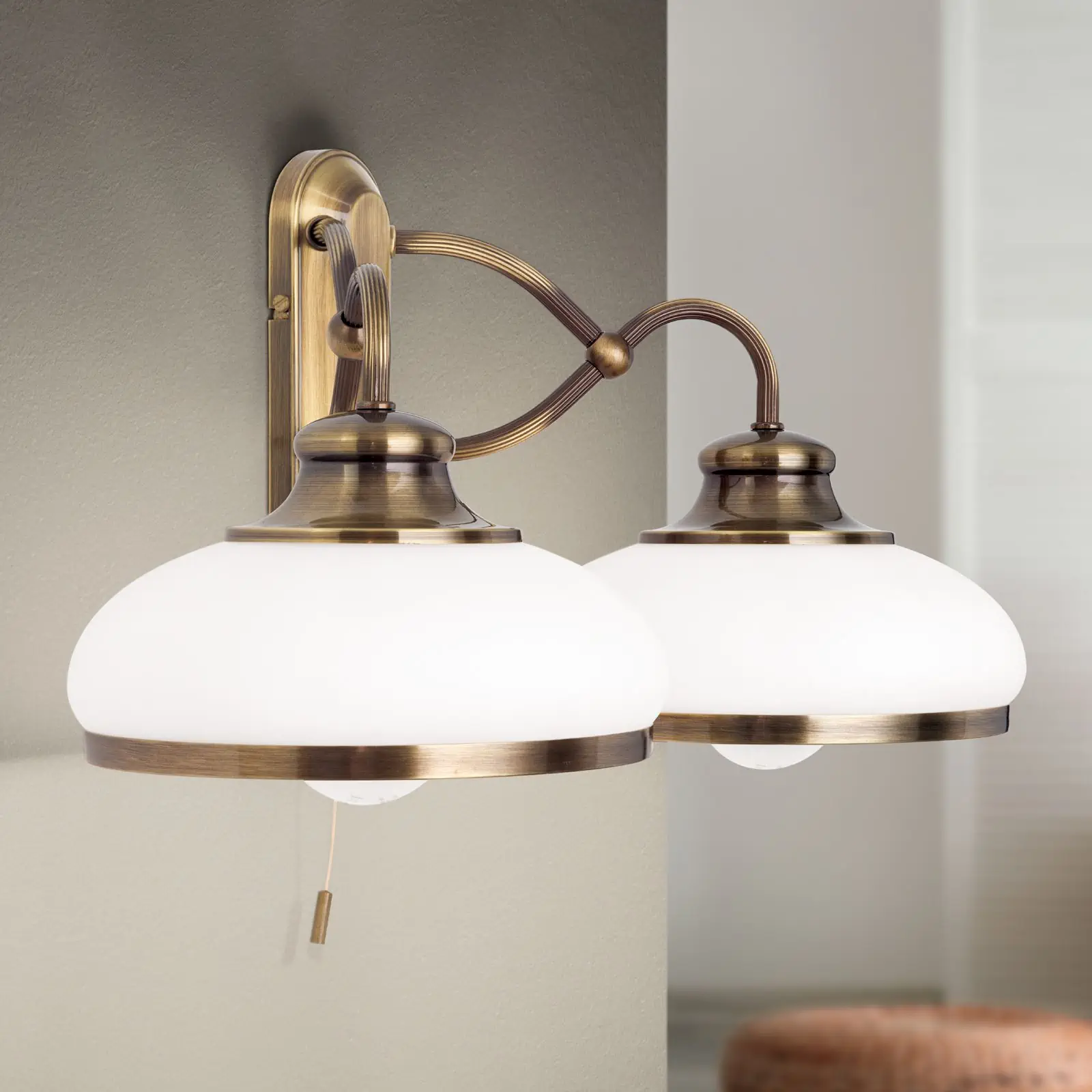 Zidna lampa LANDHAUS, sa dva izvora svetla, antik mesing, sa belim opal staklima