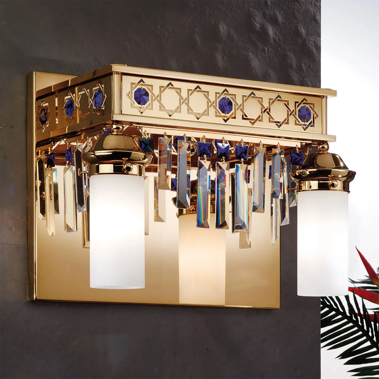 Zidna lampa ORIONtal, sa 2 izvora svetla, pozlaćena, sa plavim kristalnim prizmama