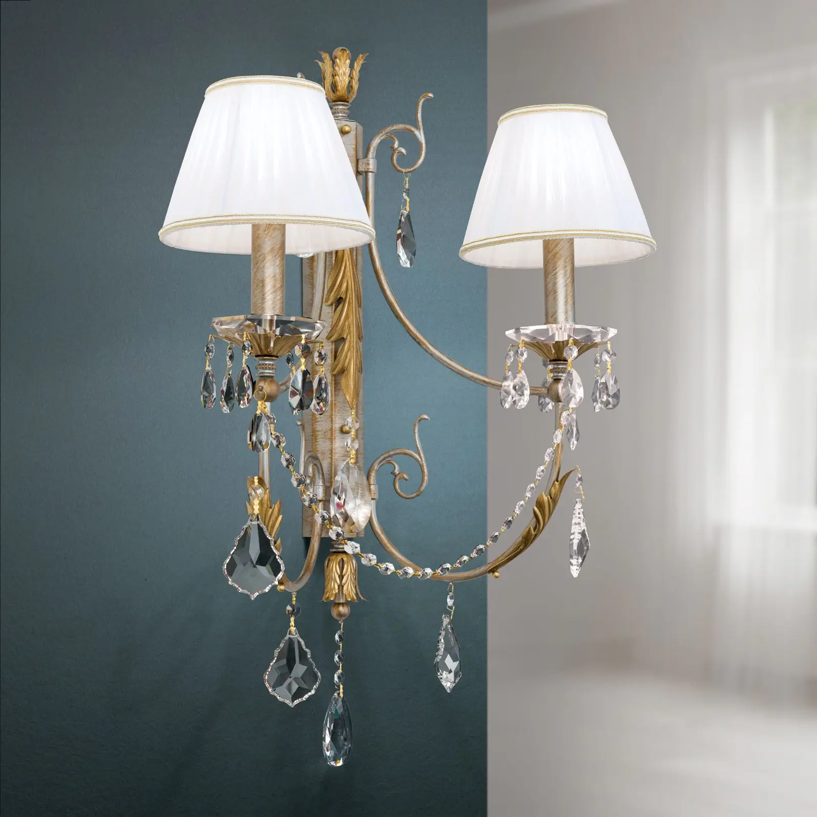 Zidna lampa MIRAMARE, srebrno-zlatna završna obrada, sa dva izvora svetla, sa belim organza abažurima