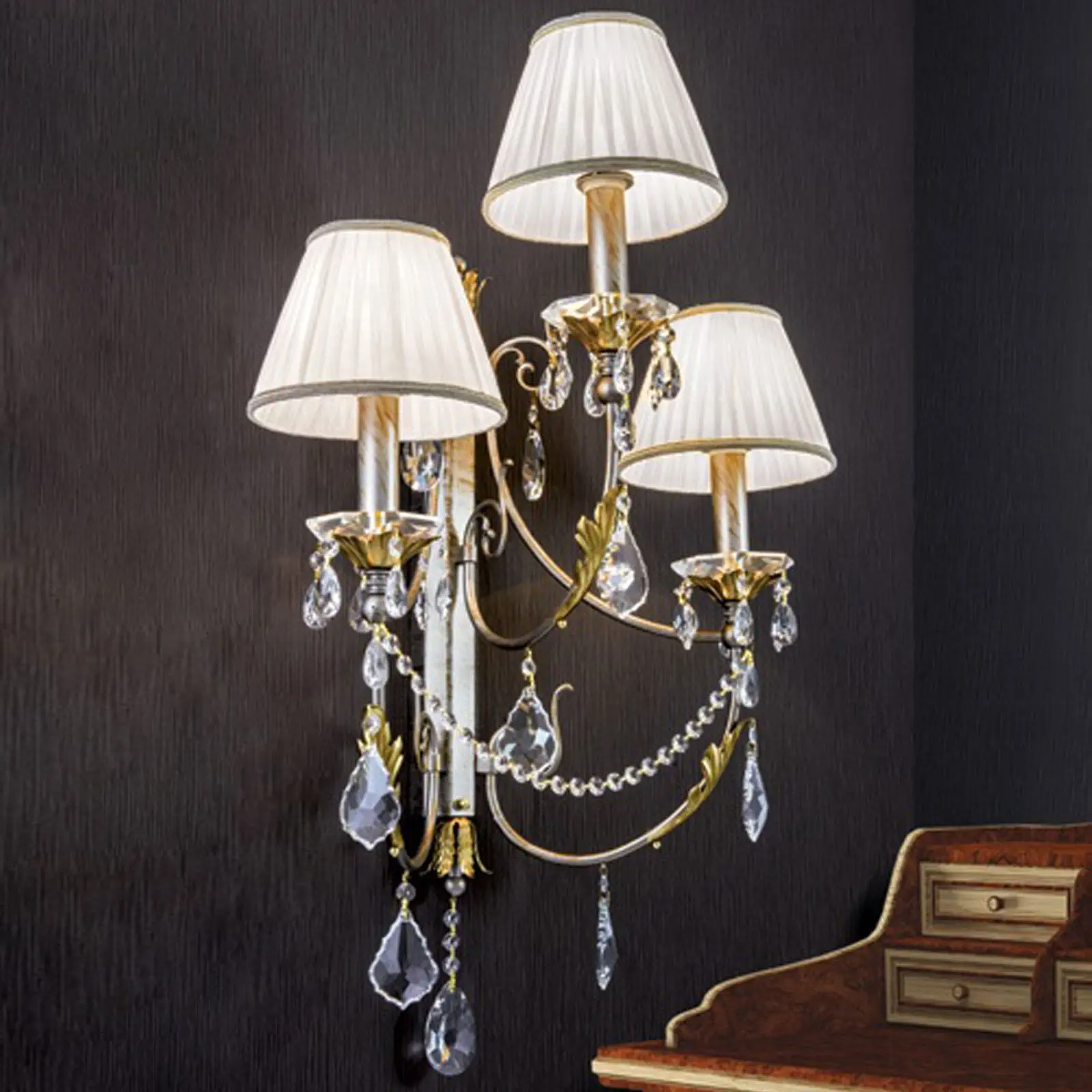 Zidna lampa MIRAMARE, sa tri izvora svetla, srebrno-zlatna, sa belim organza abažurima