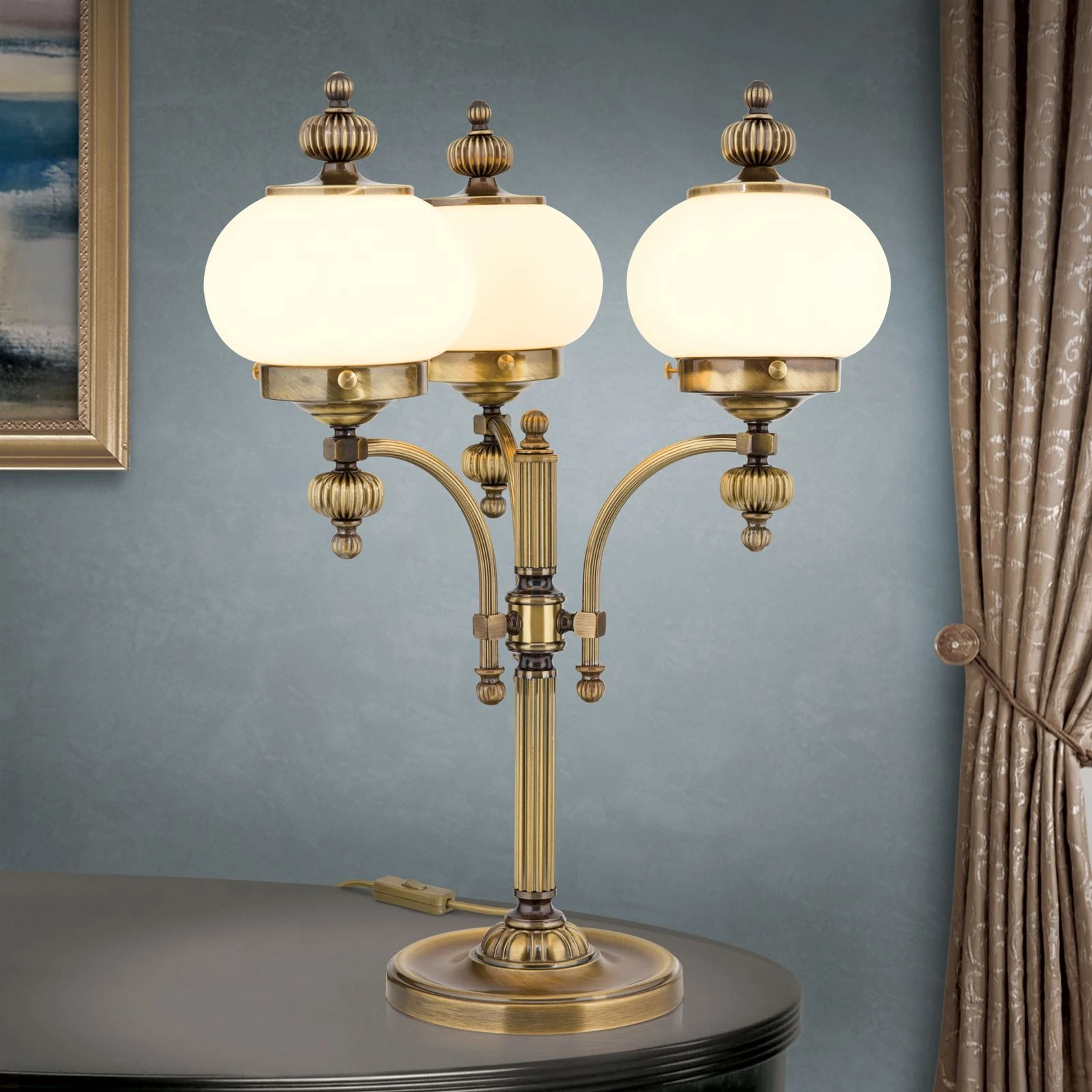 Stona lampa WIENER NOSTALGIE, 3 izvora svetla, antik mesing, šampanj staklo