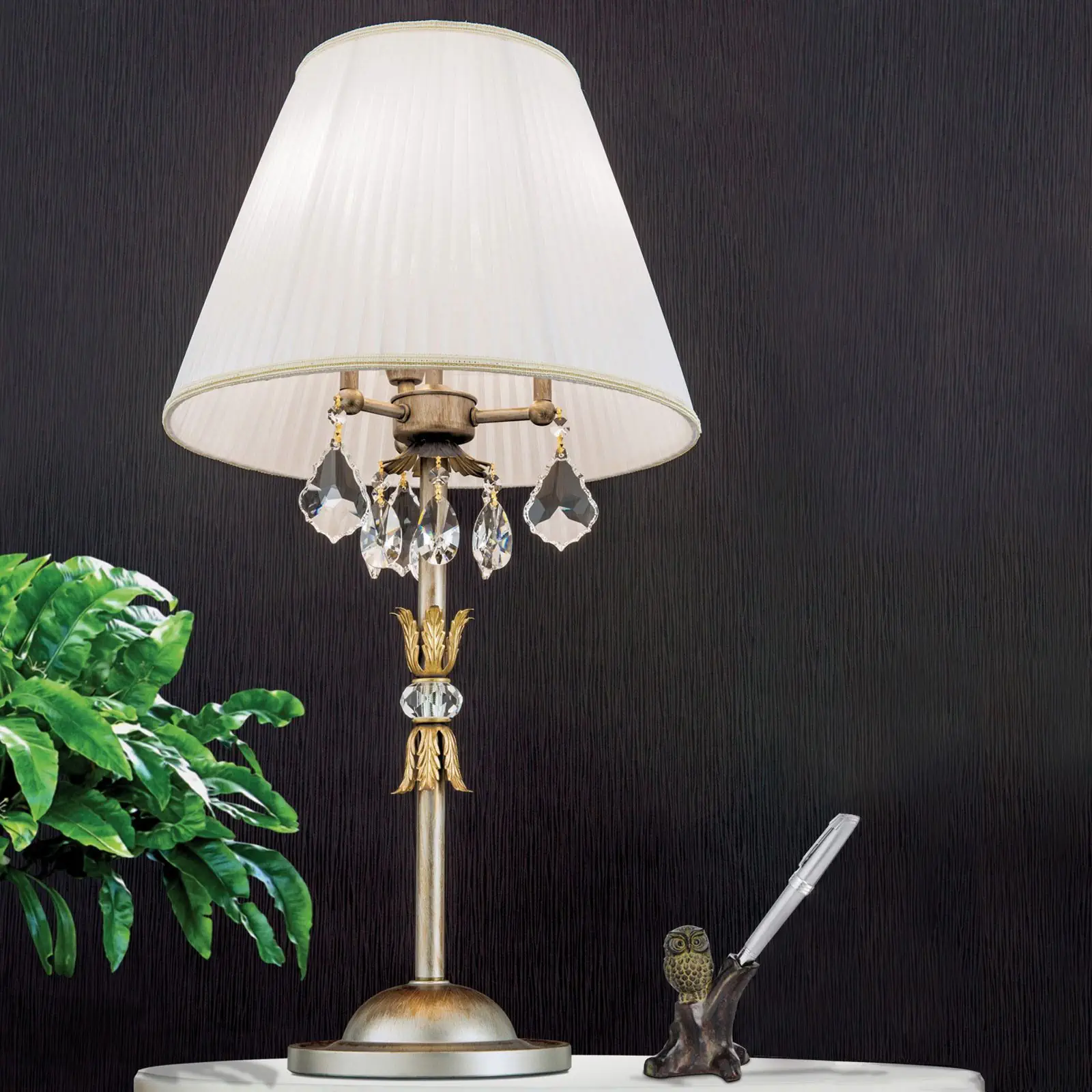 Stona lampa MIRAMARE, srebrno-zlatna, 3 izvora svetla, sa belim abažurima