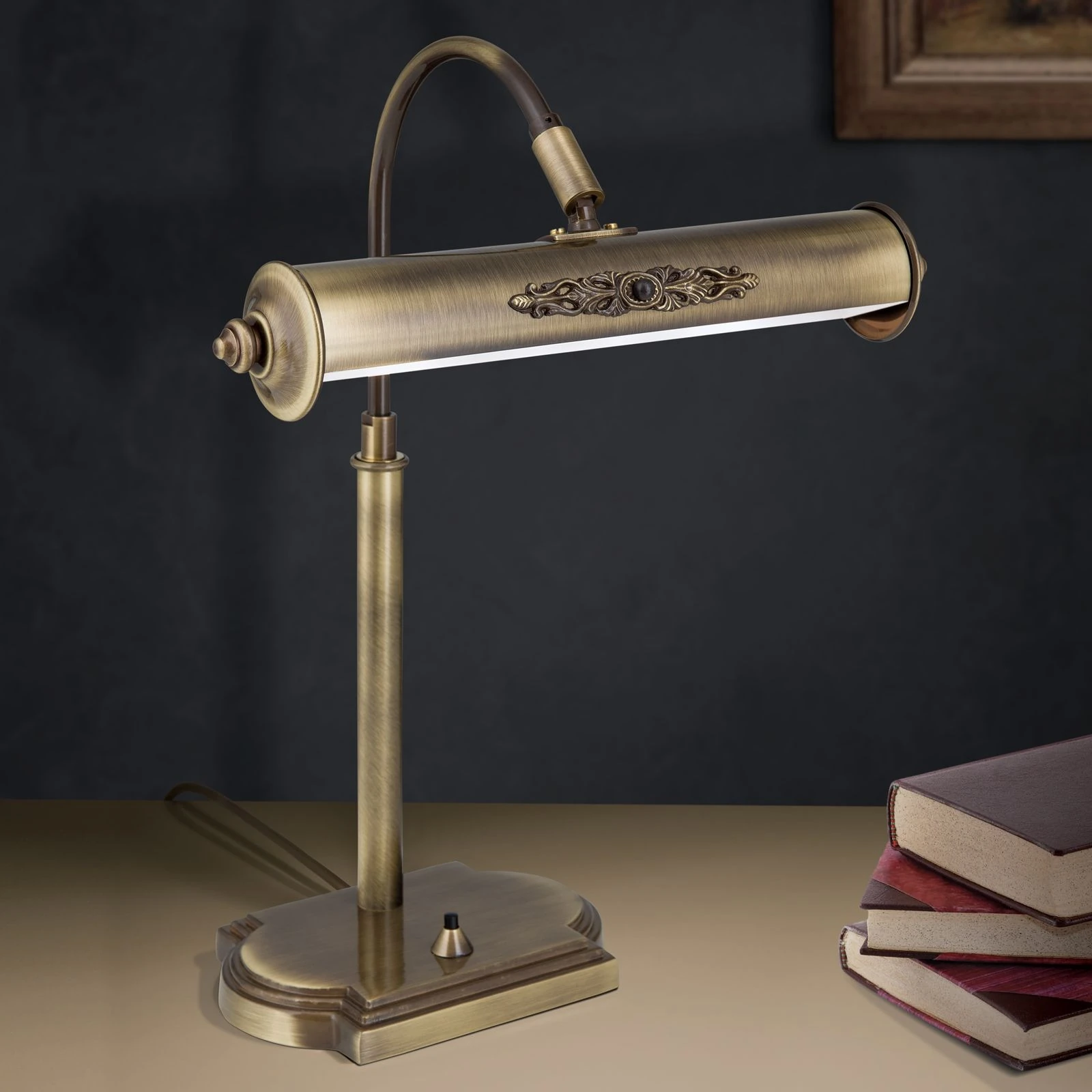 Stona lampa BILDERLEUCHTE sa dekorativnim elementima, antik mesing