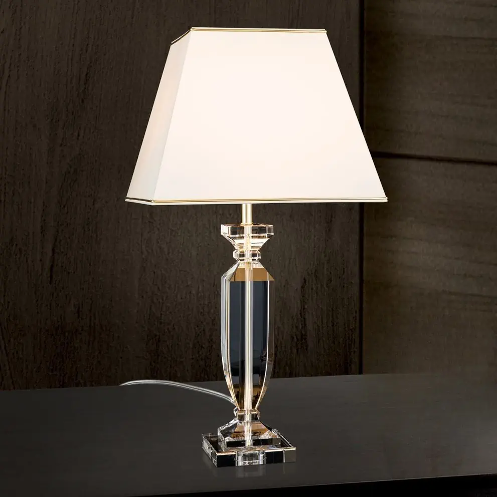 Stona lampa POKAL, sa krem bojom abažura, zlatna