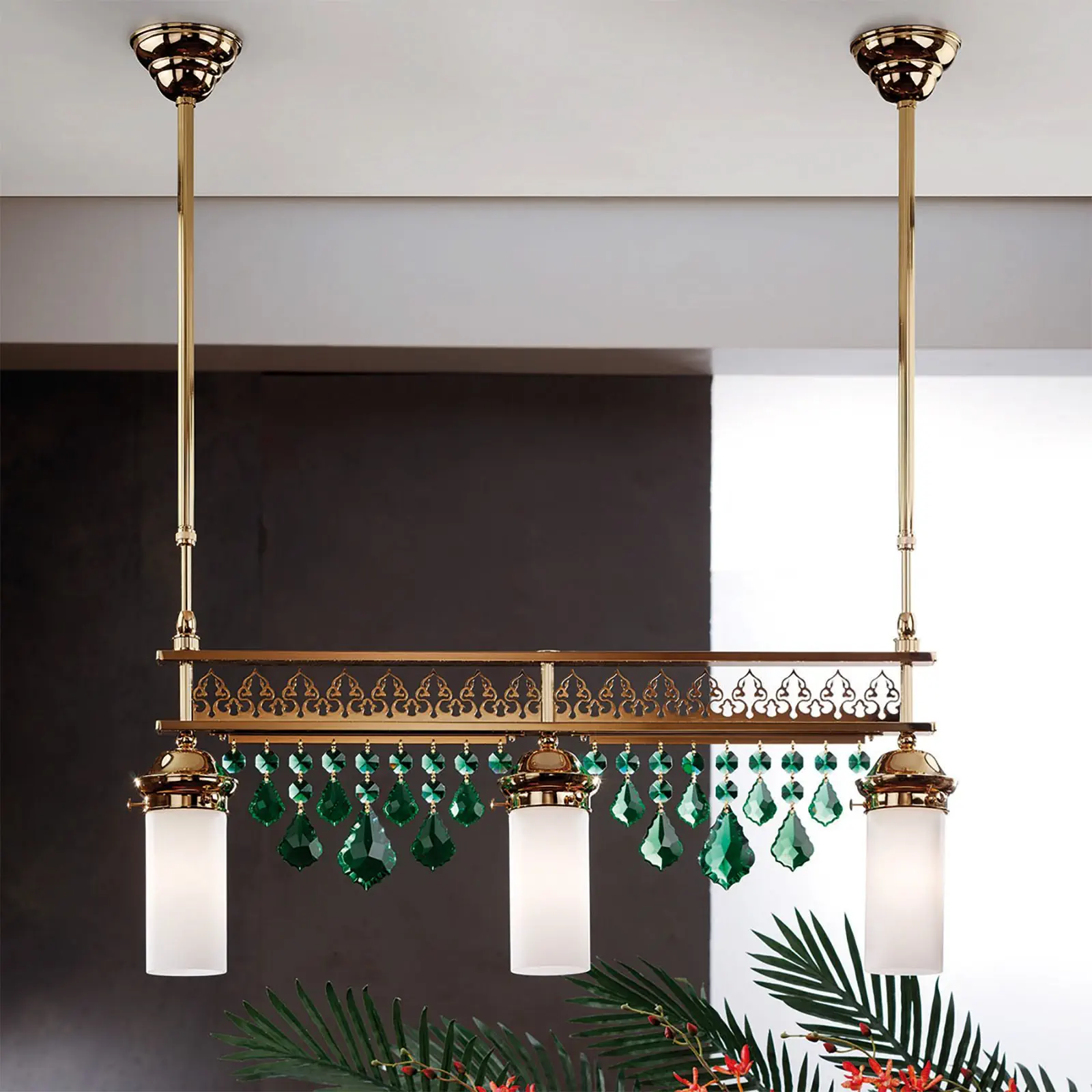 Viseća lampa ORIONtal, 3 izvora svetla, zlato, sa zelenim kristalnim privescima