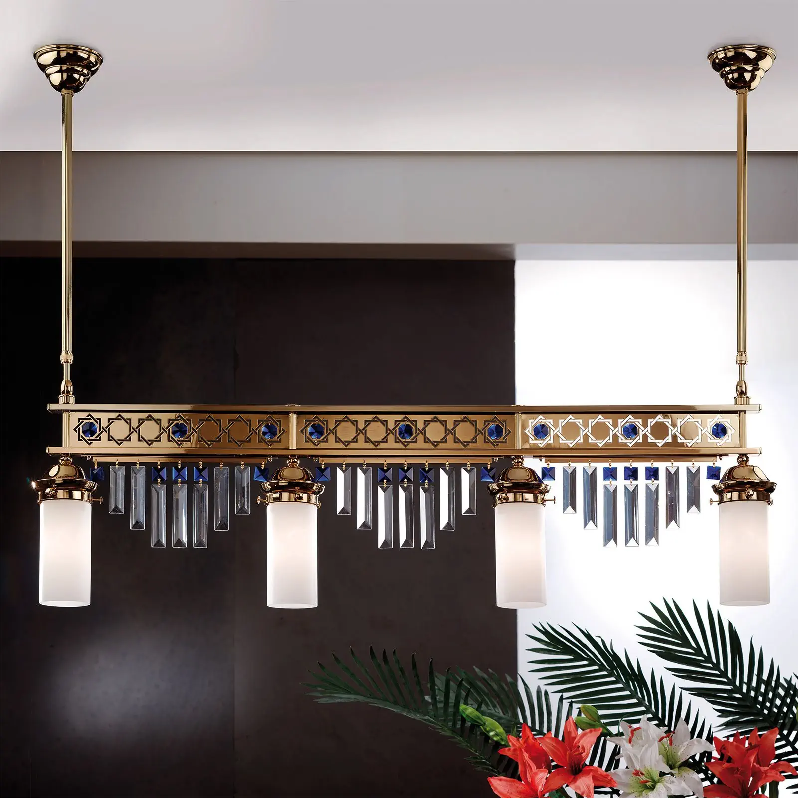 Viseća lampa ORIONtal, 4 izvora svetla, zlato, sa plavim kristalnim prizmama