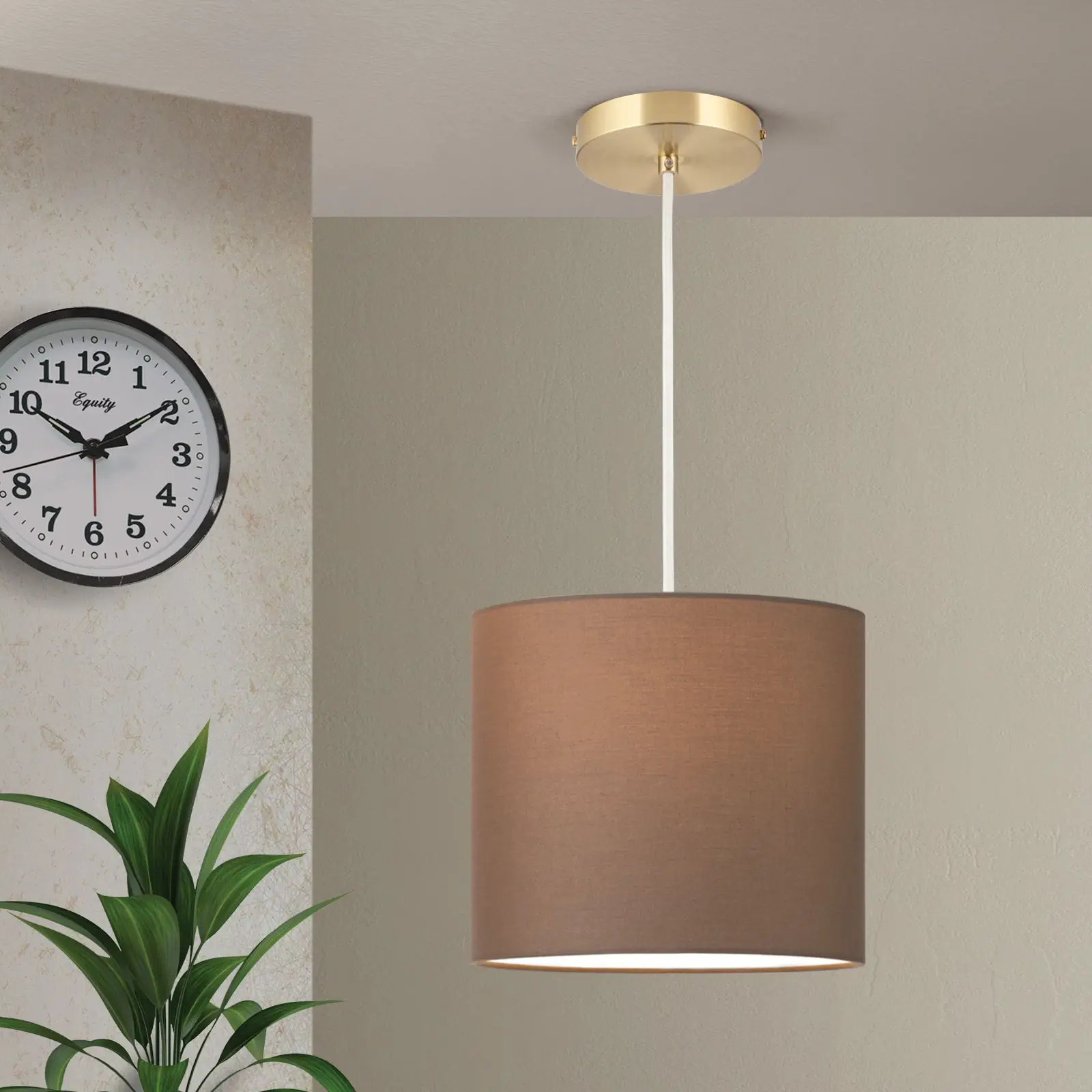 Viseća lampa SHADE, srednja, mat mesing, sa cilindričnim braon abažurom, 1x E27