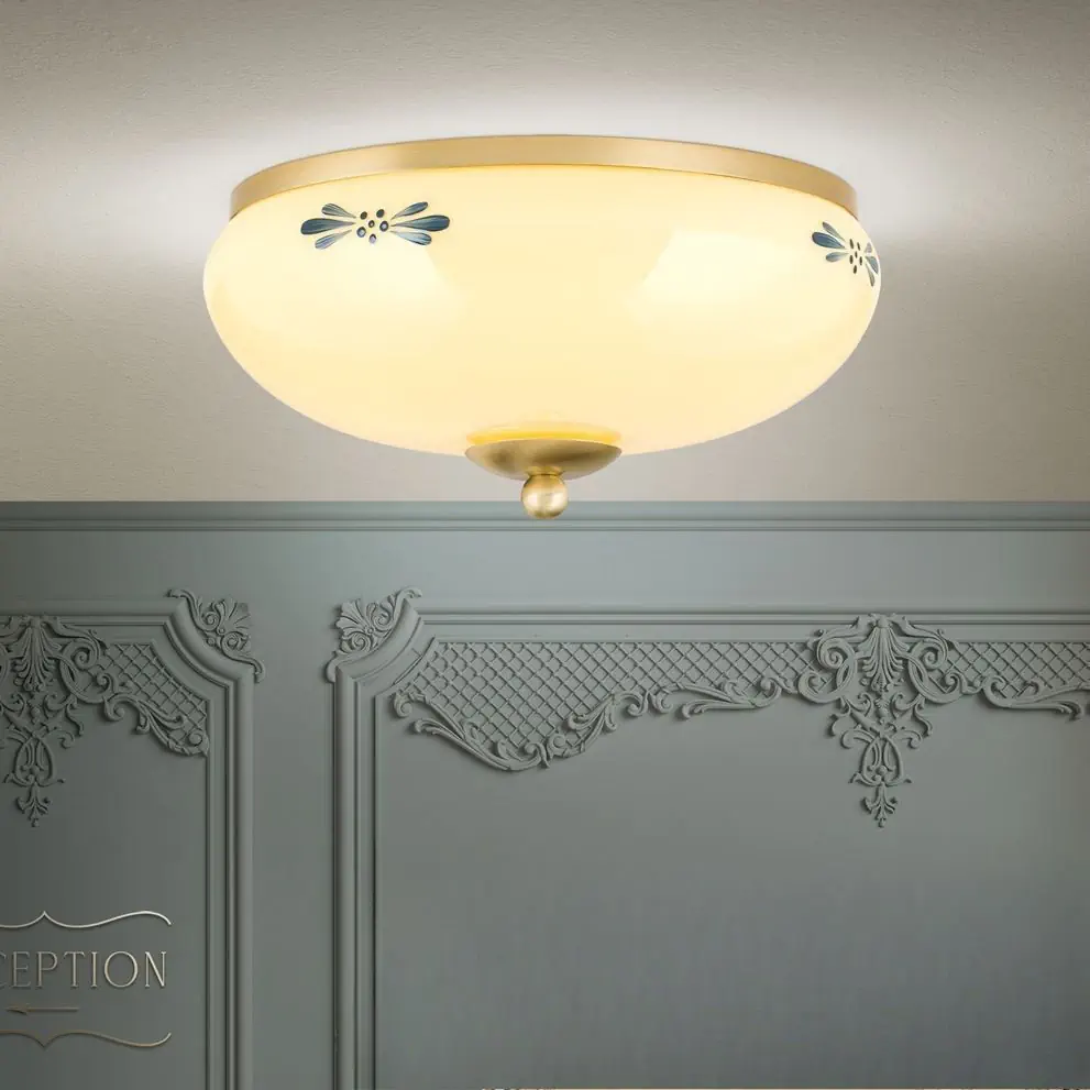 Plafonska lampa LANDHAUS, mesing, sa plavom dekoracijom, sa ukrasnim dugmetom, Ø 28 cm