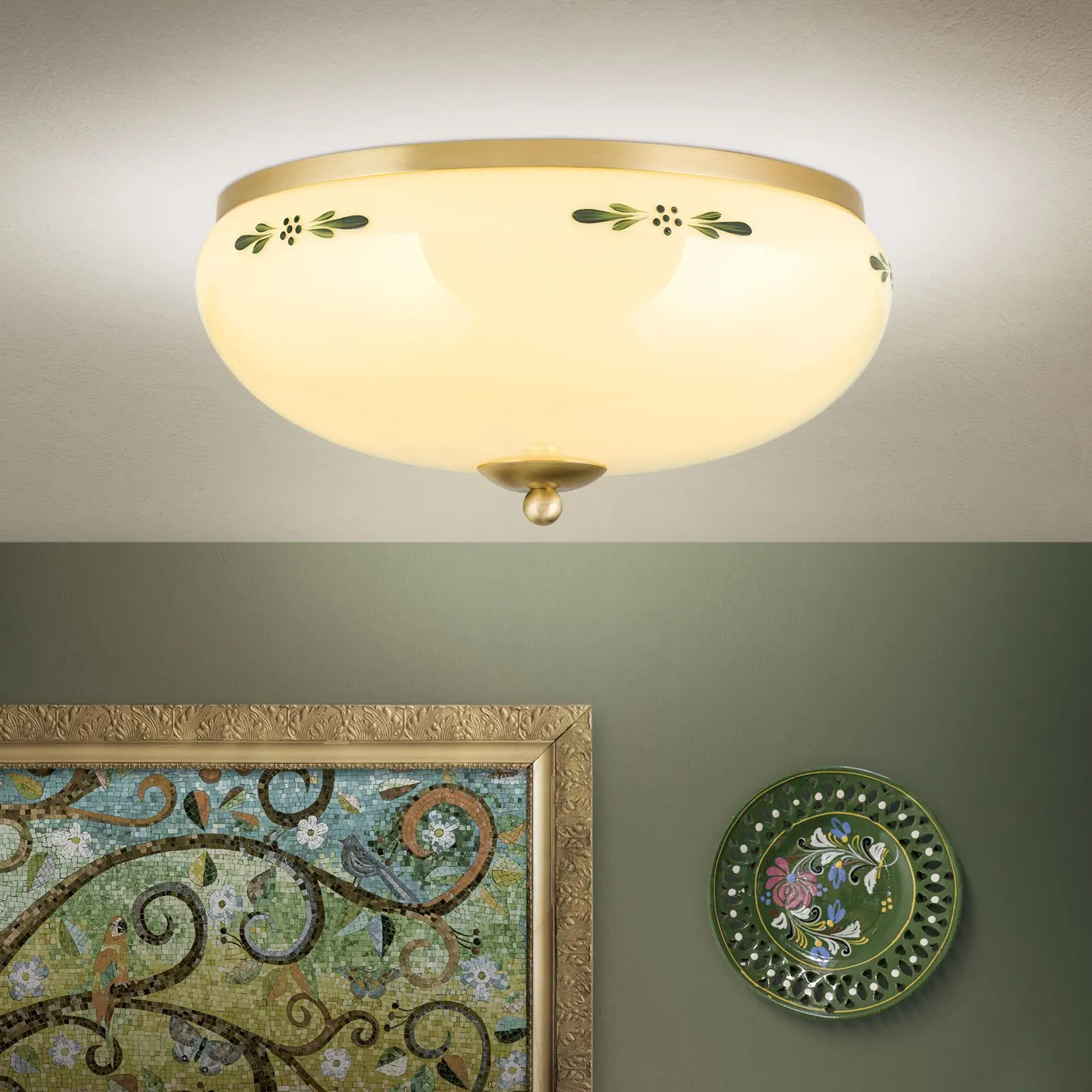 Plafonska lampa LANDHAUS, mesing, sa zelenim dekorom, sa ukrasnim dugmetom, Ø 35 cm