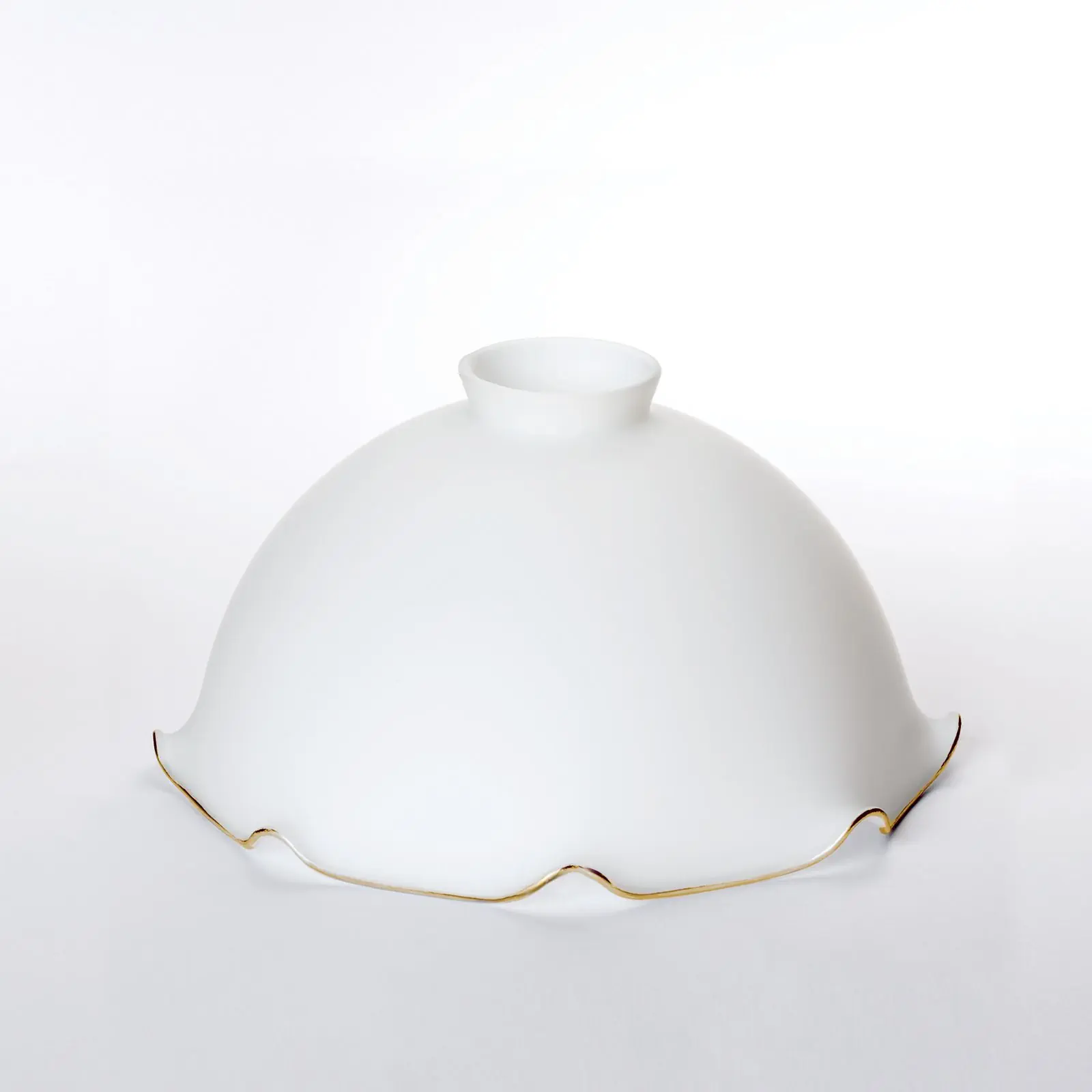 Stakleni abažur LANDHAUS 429, Ø 200 mm, opal mat sa zlatnim obodom