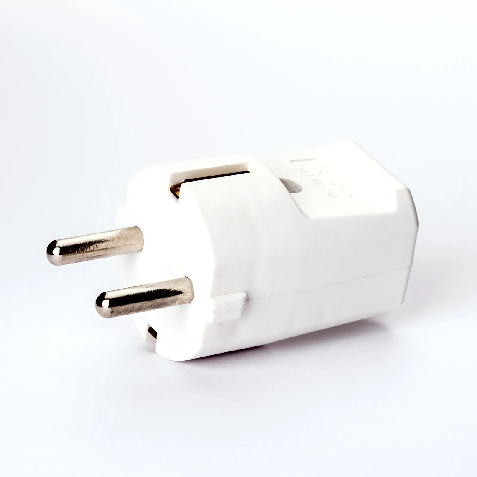 Šuko utikač (sigurnosni utikač), beli